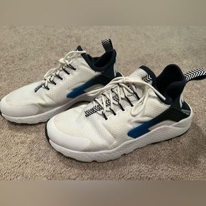 Women’s Nike N7 size 7